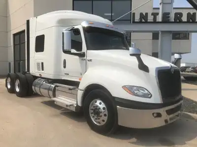 Stock #: 7398-25 Tandem Axle Sleeper Tractor, S13 engine (515) HP, T14 transmission (14 speed), Air...