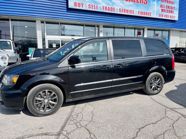  2014 Chrysler Town & Country LEATHER H-SEATS R-CAM MINT! WE FIN in Cars & Trucks in London - Image 2