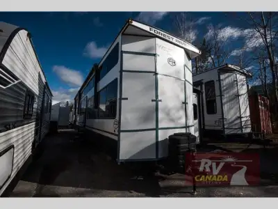 Please Call Us At 613.851.7326 with any questions? Beautiful Unit! New Features! Lippert On-the-Go L...