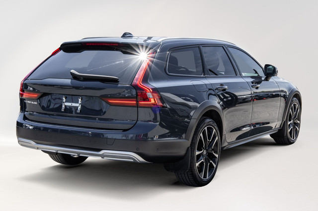 2022 Volvo V90 Cross Country in Cars & Trucks in City of Montréal - Image 4