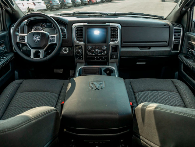 2024 Ram 1500 Classic WARLOCK CREW V8 4X4 *SIEGES CHAUFF* CARPLA in Cars & Trucks in Laurentides - Image 4