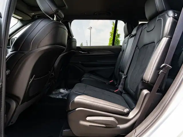 2025 Jeep Grand Cherokee L Altitude dans Autos et camions dans Barrie - Image 28