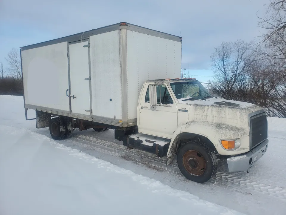 Ford F800 12V Cummins, 6 speed manual, 20' cube box truck