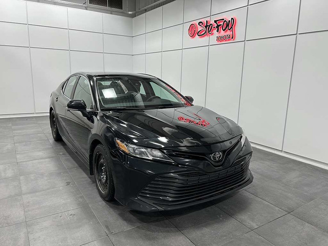  2019 Toyota Camry LE - SIEGES CHAUFFANTS - BLUETOOTH in Cars & Trucks in Québec City