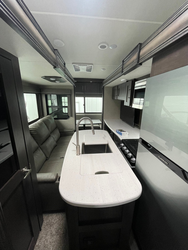 2022 REFLECTION 5TH WHEEL 31MB (FINANCING AVAILABLE) in Travel Trailers & Campers in Winnipeg - Image 4