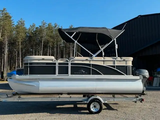 2018 18' BENNINGTON PONTOON 25HP 4-STROKE EFI in Powerboats & Motorboats in Peterborough - Image 3