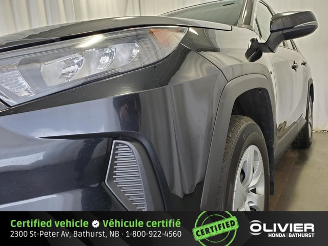2021 Toyota RAV4 LE AWD Sièges Chauffants Caméra de Recul Blueto in Cars & Trucks in Bathurst - Image 4