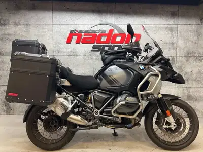 La BMW R1250GSA Triple Black 2022 est une moto d'aventure haut de gamme équipée d'un moteur boxer bi...