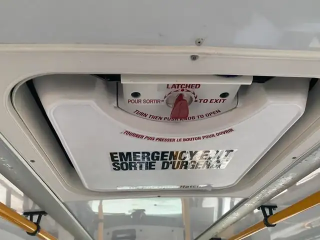 2018 chevrolet Express G4500 21 Passenger Bus With Wheelchair Ac in Heavy Trucks in Richmond - Image 31