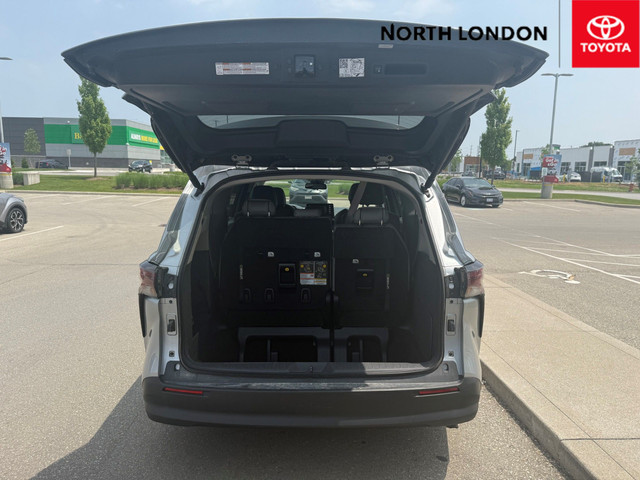 2024 Toyota Sienna XLE 8-Passenger CLEAN CARFAX - 7-SEATER -... in Cars & Trucks in London - Image 4