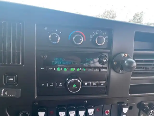 2018 chevrolet Express G4500 21 Passenger Bus With Wheelchair Ac in Heavy Trucks in Richmond - Image 13
