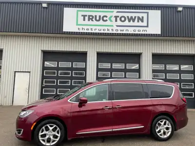 2018 Chrysler Pacifica Touring-L Plus with Leather, Pano Sunroof, Touch Screen, Leather, and Rear DV...