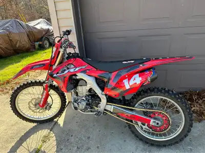 APPLY NOW: https://www.ridecollective.ca/get-pre-approved The 2015 HONDA CRF450R is a high-performan...