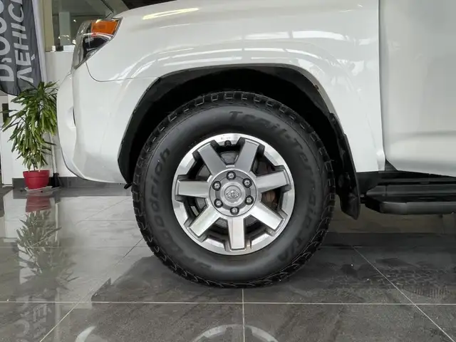 2014 Toyota 4Runner SR5 in Cars & Trucks in City of Montréal - Image 26