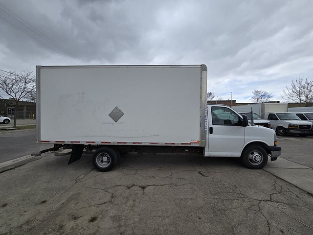 2017 GMC Savana Van G3500 - 16Ft Box - V8 Gas - Tall Box - CERTI in Cars & Trucks in City of Toronto - Image 4