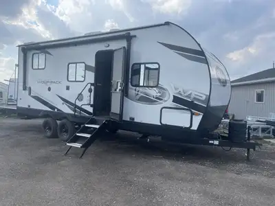WOLFPACK 22-17 TOY HAULER BUNKHOUSE WITH RAMP PATIO DECK! SLEEPS 4! The Wolf Pack 22-17 is the ultim...