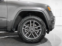 Recent Arrival! 8-Speed Automatic 4WD Pentastar 3.6L V6 VVT Air Conditioning, Alloy wheels, AM/FM ra... (image 9)