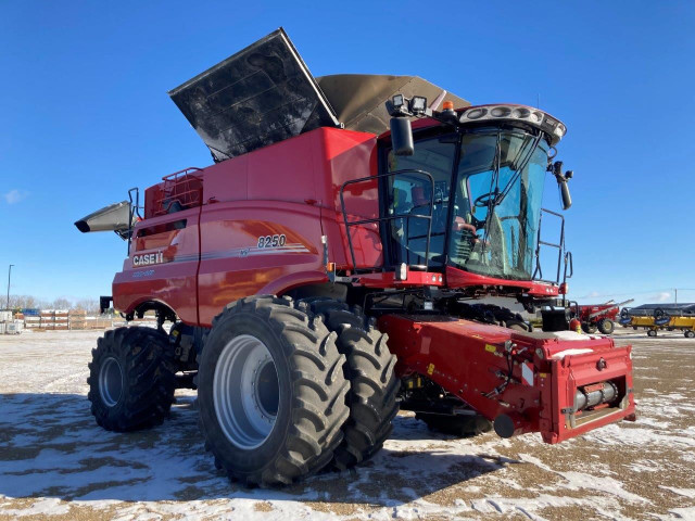 2021 Case IH 8250 Combine in Farming Equipment in Regina - Image 4