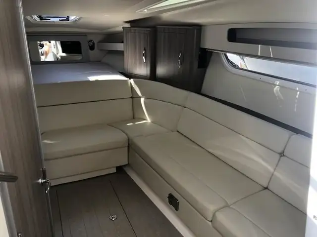 2020 Regal 35 Sport Coupe in Powerboats & Motorboats in Saskatoon - Image 9