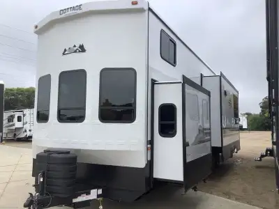 Length 41 ft 6 in Dry Weight 12899 lbs Hitch Weight 1295 GVWR 15295 Interior Color Bahama Cargo Weig...