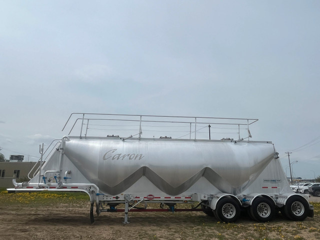 2014 MAC 1,500 Cubic ft Trailer Dry Bulk /Pneumatic Tank Trailer in Heavy Equipment in Laval / North Shore - Image 2