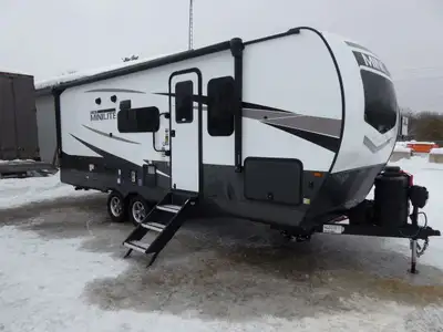 2025 MINI LITE 2519S Price $59,895 Floor Plan Features Length: 25’ 11” Weight: 5,852 lbs Sleeps: Mur...