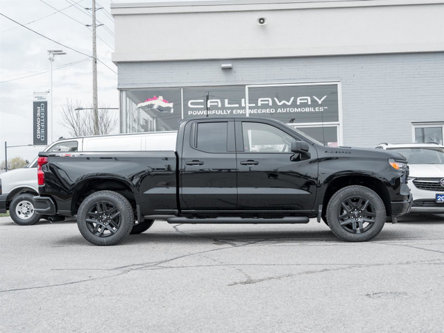 2025 Chevrolet Silverado 1500 Custom- *Dealer Demo* Black-Out Pk in Cars & Trucks in Markham / York Region - Image 3