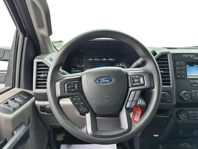 2022 Ford F-350 XL 4x4 SuperCab 6,7L superstroke Diesel 6 Passag in Cars & Trucks in Laval / North Shore - Image 13