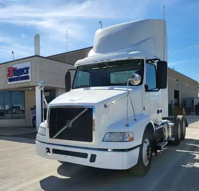 *******WELL MAINTAINED******** 2014 VOLVO DAY CAB MANUAL 10-SPEED D13 WITH 375 HP 10 SPEED MANUAL TR...