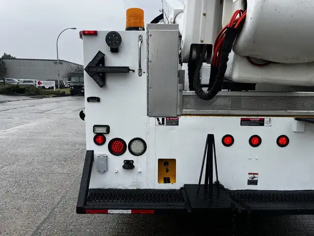 2013 International DuraStar MA025 Altec Bucket Service Truck in Heavy Trucks in Delta/Surrey/Langley - Image 30