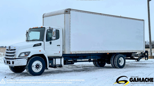 2017 HINO 358 TRUCK DRY BOX VAN WITH TAILGATE in Heavy Trucks in Chilliwack - Image 4