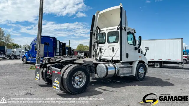 2017 FREIGHTLINER CASCADIA CA113DC DAY CAB in Heavy Trucks in Chilliwack - Image 5