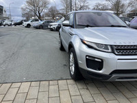 THIS VEHICLE COMES WITH AN ADDITIONAL SET OF WINTER TIRES AND RIMS! The 2019 Range Rover Evoque SE i... (image 3)