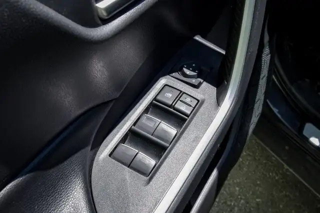 2022 Toyota RAV4 XLE • SUNROOF • HEATED SEATS • POWER LIFTGATE dans Autos et camions dans Cornwall - Image 12