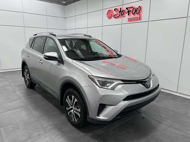 2017 Toyota RAV4 LE - SIEGES CHAUFFANTS - BLUETOOTH in Cars & Trucks in Québec City