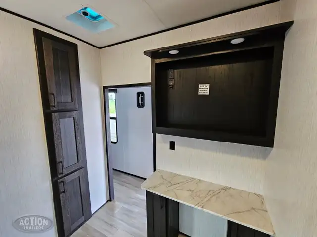 TOY HAULER CLEARANCE -STYKER 3414 W/REAR PATIO DECK UNDER COST in RVs & Motorhomes in London - Image 10