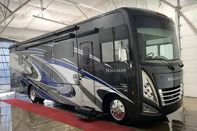 2022 Thor Miramar 35.2 – Pre-Owned Class A Motorhome.  in RVs & Motorhomes in Red Deer - Image 3