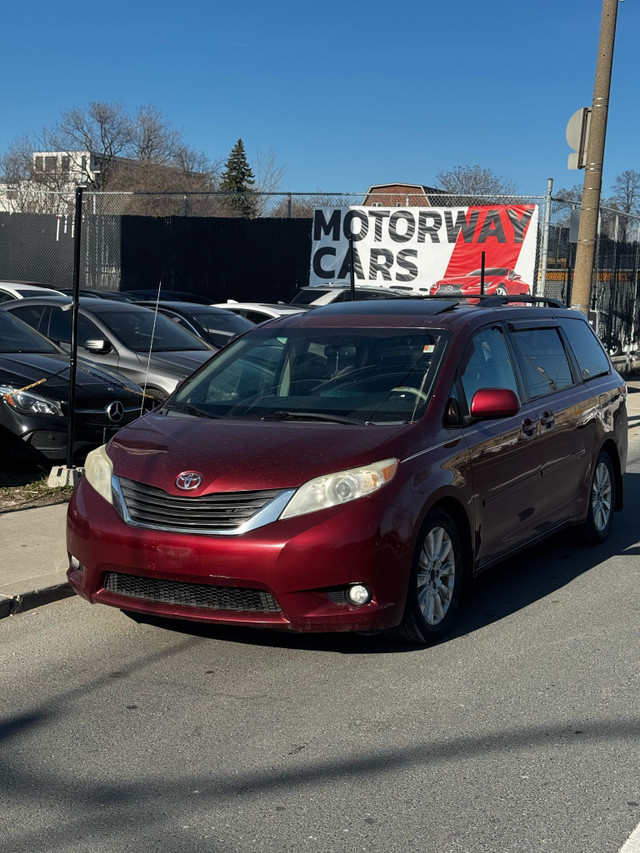 2011 Toyota Sienna XLE w/ SAFETY | SUNROOF | LEATHER SEATS in Cars & Trucks in City of Toronto