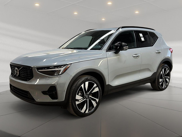 2025 Volvo XC40 B5 PLUS DARK CUIR TOIT PANO NAV 4RM in Cars & Trucks in Laval / North Shore