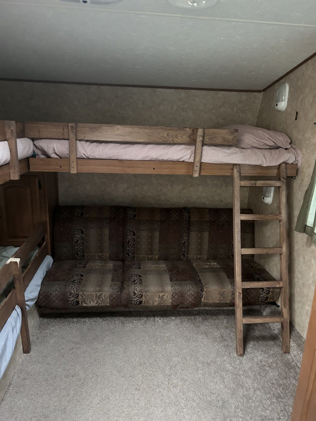 2009 FIFTH WHEEL 36 PIED 4 BUNK BED , 8200 LBS CROSSROADS CRUISE in Travel Trailers & Campers in Québec City - Image 3