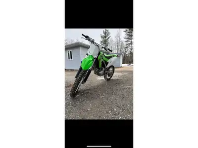 . 2022 Kawasaki KLX 300R KAWASAKI KLX 300R 2022 15HRS INV-705 COMME NEUF !!!!! Véritable aubaine $$$...