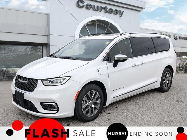 2023 Chrysler Pacifica Hybrid Pinnacle in Cars & Trucks in Calgary