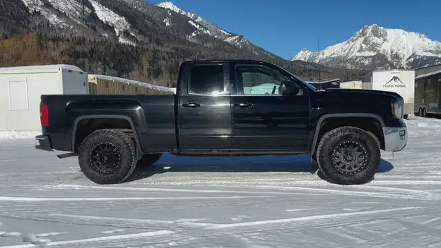 2017 GMC Sierra 1500 SLE 5.3L V8, Rims, Tires, Level in Cars & Trucks in Cranbrook - Image 4