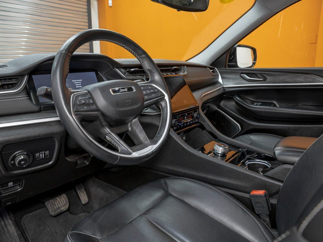 Jeep Grand Cherokee L LIMITED 4X4 *TOIT* NAV CUIR SIÈGES / VOLAN in Cars & Trucks in Laurentides - Image 2