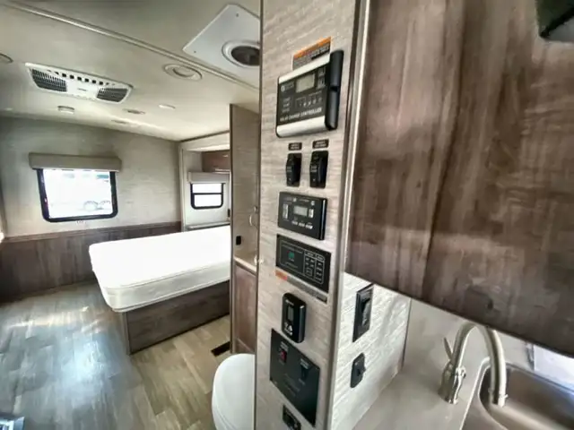 2020 Winnebago Adventurer 30T in RVs & Motorhomes in Abbotsford - Image 30