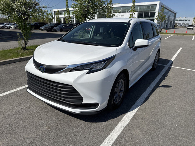 2021 TOYOTA SIENNA LE HYBRIDE SIEGE CHAUFF VOLANT CHAUFF HITCH E in Cars & Trucks in Laval / North Shore