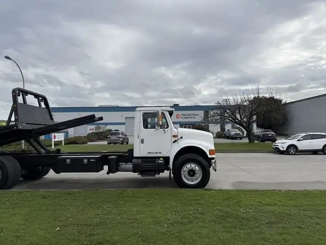 2000 international 4900 25 Foot Roll-Off Flat Deck Tow Truck Man in Heavy Trucks in Richmond - Image 14
