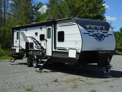 With large double size bunks and a large living room, this Puma trailer is perfect for the whole fam...