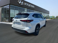 The 2025 Toyota Highlander Hybrid XLE offers a harmonious blend of efficiency, comfort, and advanced... (image 4)