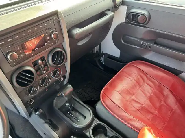 2007 JEEP Wrangler Sahara in Cars & Trucks in Laval / North Shore - Image 14